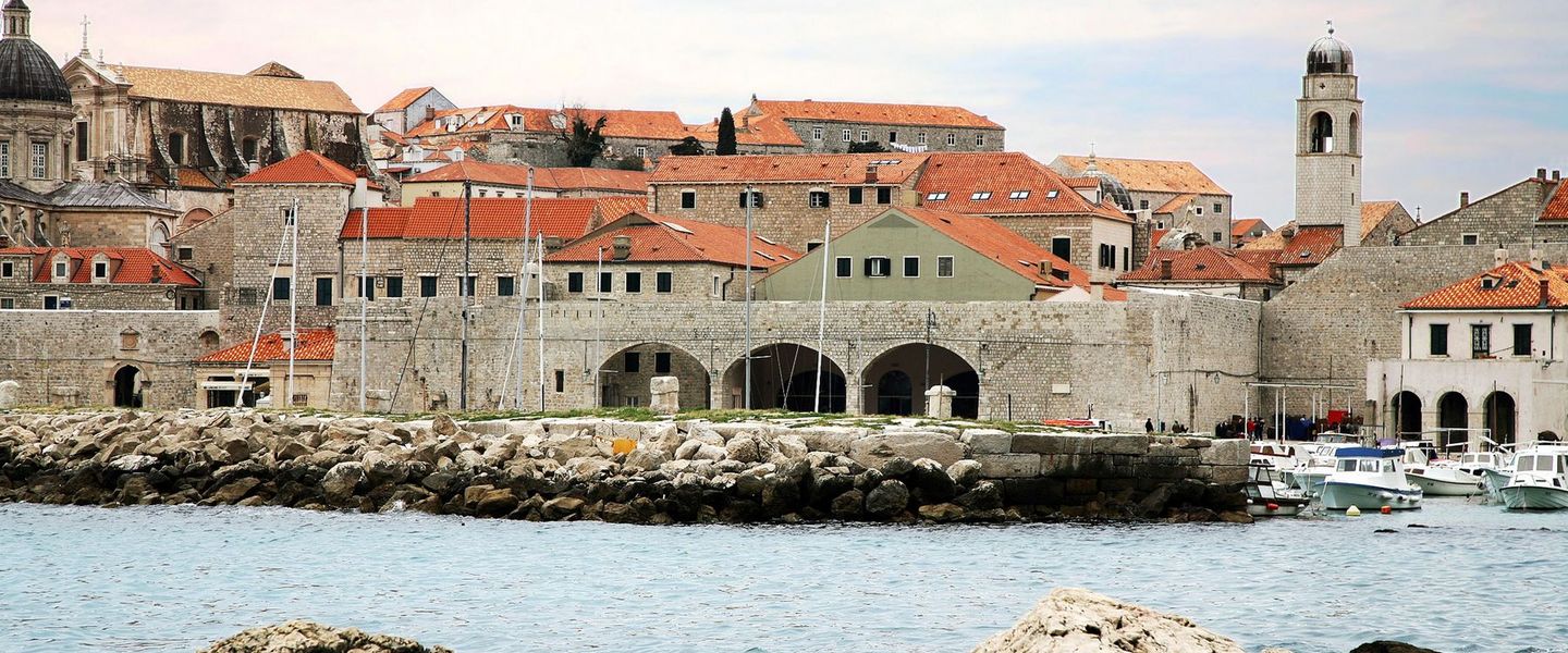 Der Stadthafen von Dubrovnik ist eine Anlage aus dem 15. Jahrhundert und liegt direkt an der Stadtmauer von Dubrovnik an der südkroatischen Küste der Adria. Der Stadthafen ist ein Teil der Altstadt von Dubrovnik.